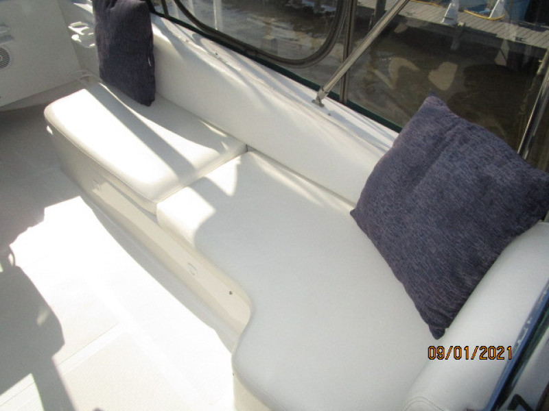 43' Mainship flybridge starboard seating