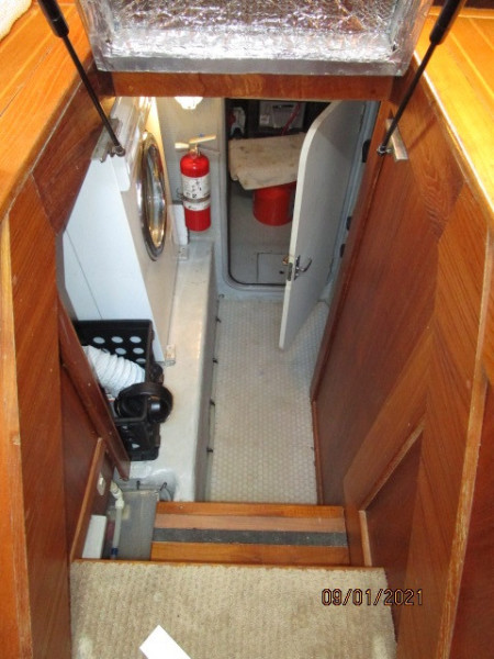 43' Mainship engine room entrance