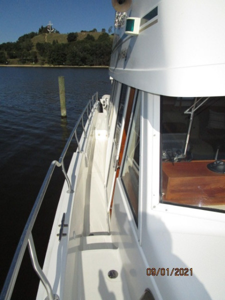 43' Mainship starboard side deck1