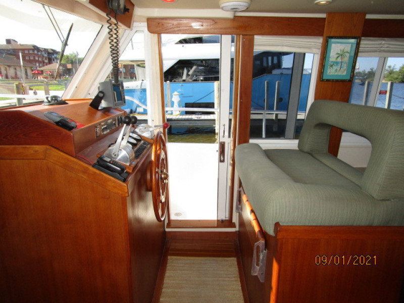 43' Mainship lower helm1