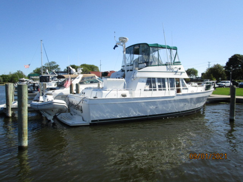 43' Mainship starboard aft profile