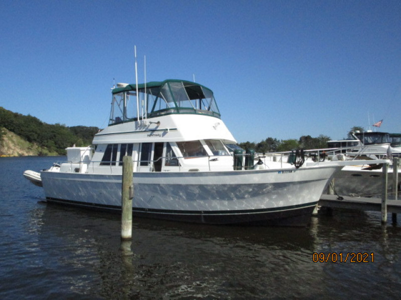 43' Mainship starboard forward profile