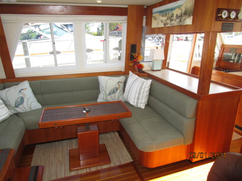 43' Mainship salon port