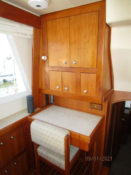 43' Mainship salon starboard aft