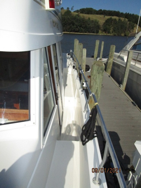 43' Mainship port side deck1