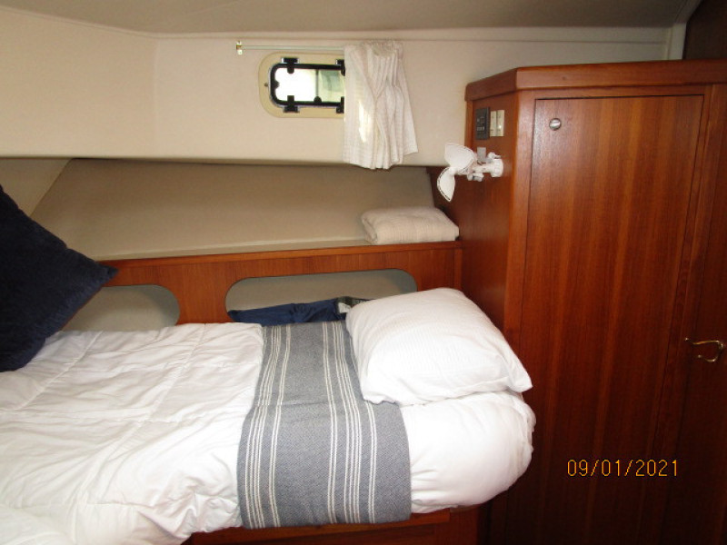 43' Mainship forward guest stateroom starboard