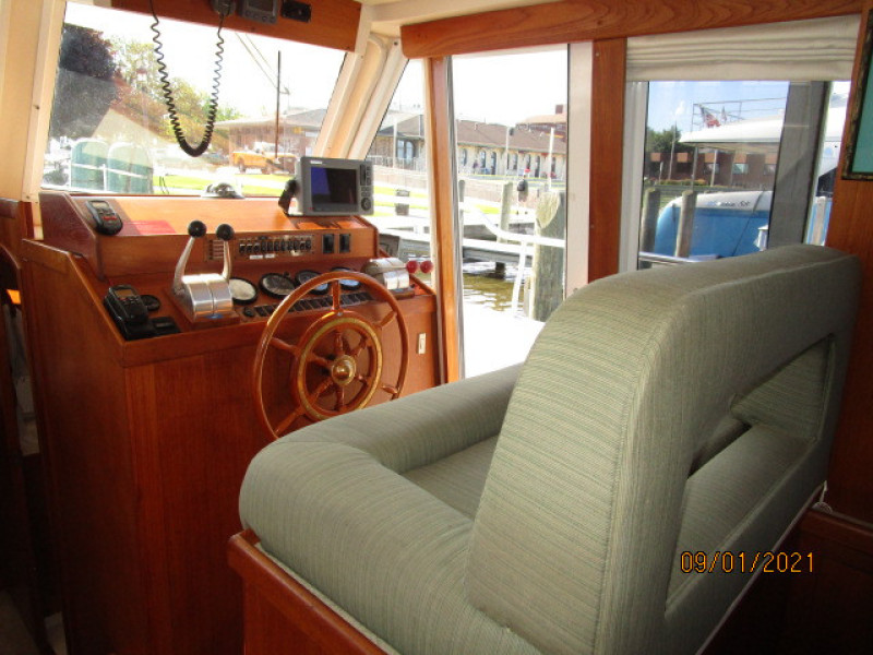 43' Mainship lower helm2