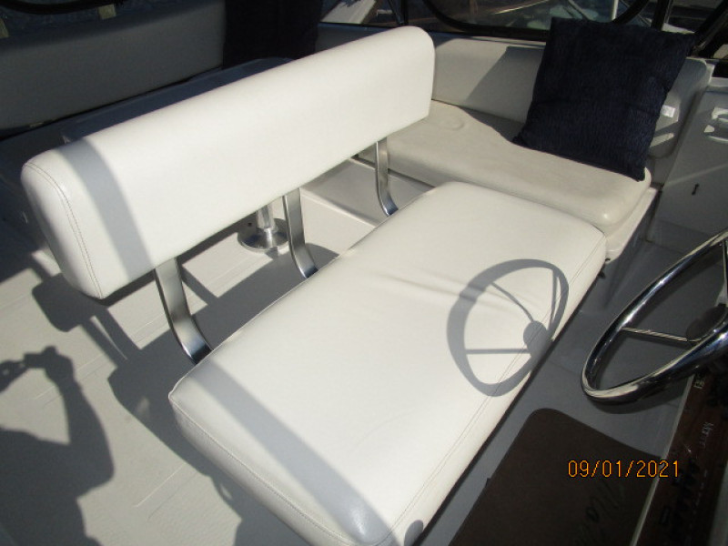 43' Mainship flybridge helmseat