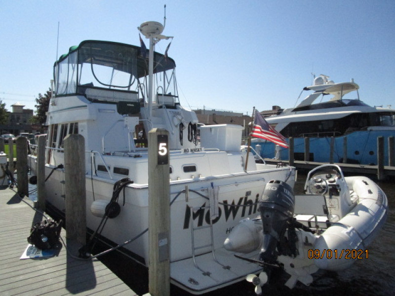 43' Mainship port aft profile
