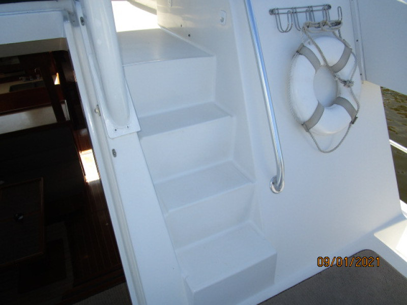43' Mainship trunk cabin-flybridge steps