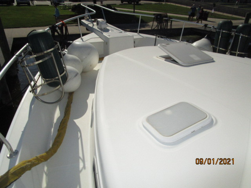 43' Mainship foredeck