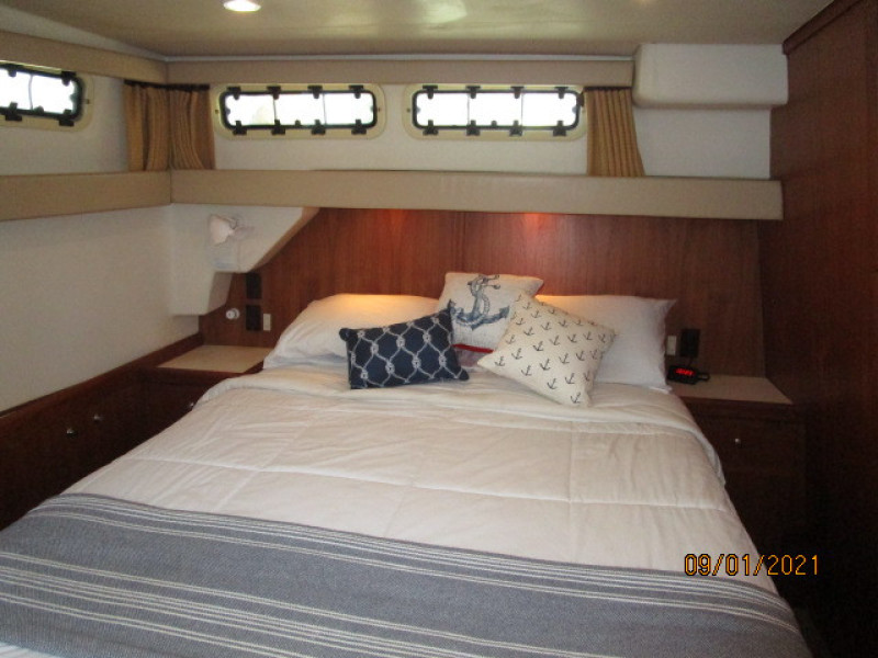 43' Mainship master stateroom port