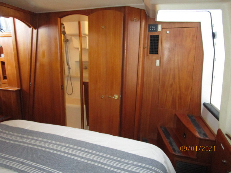 43' Mainship master stateroom starboard