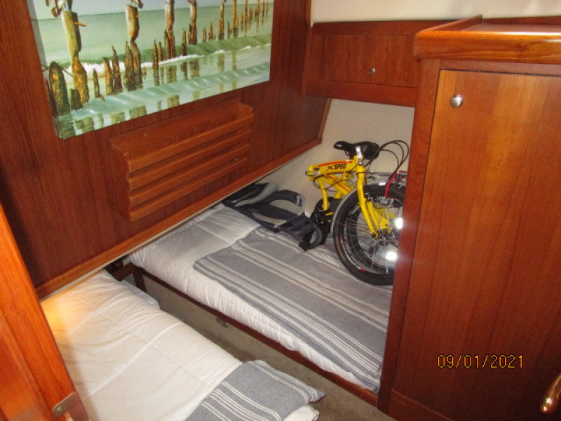 43' Mainship port guest stateroom