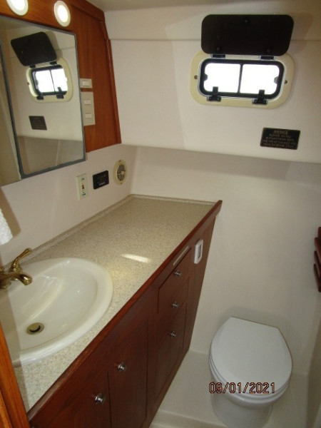 43' Mainship guest head