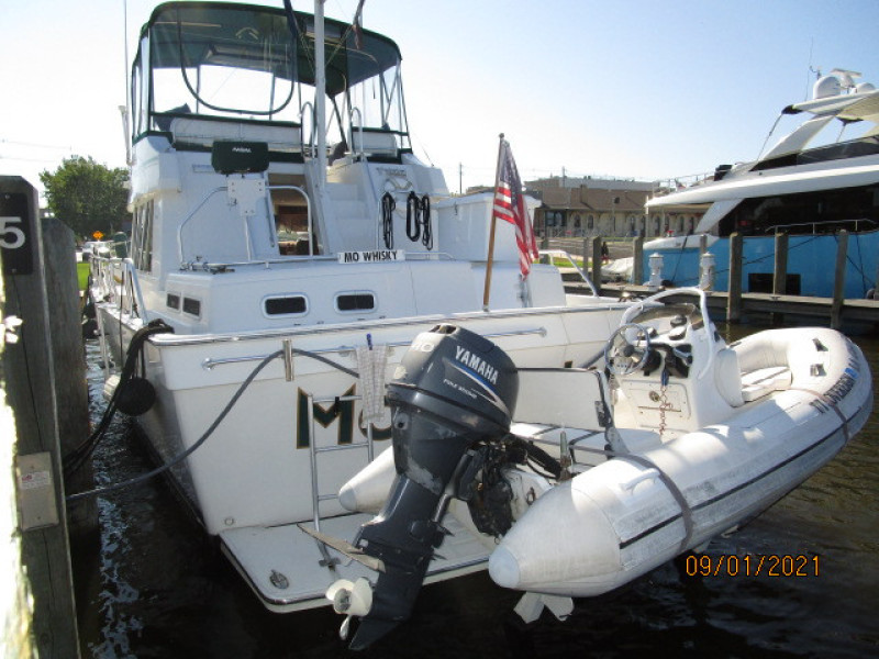 43' Mainship aft profile