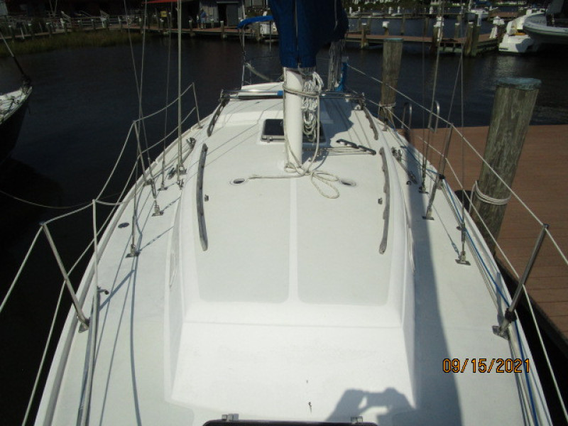 31' Cal foredeck aft