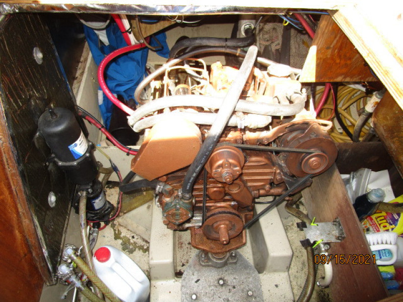31' Cal engine compartment