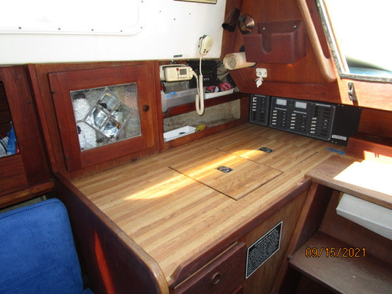 31' Cal salon starboard aft