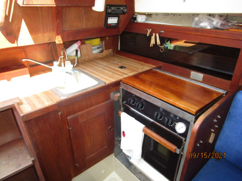 31' Cal galley