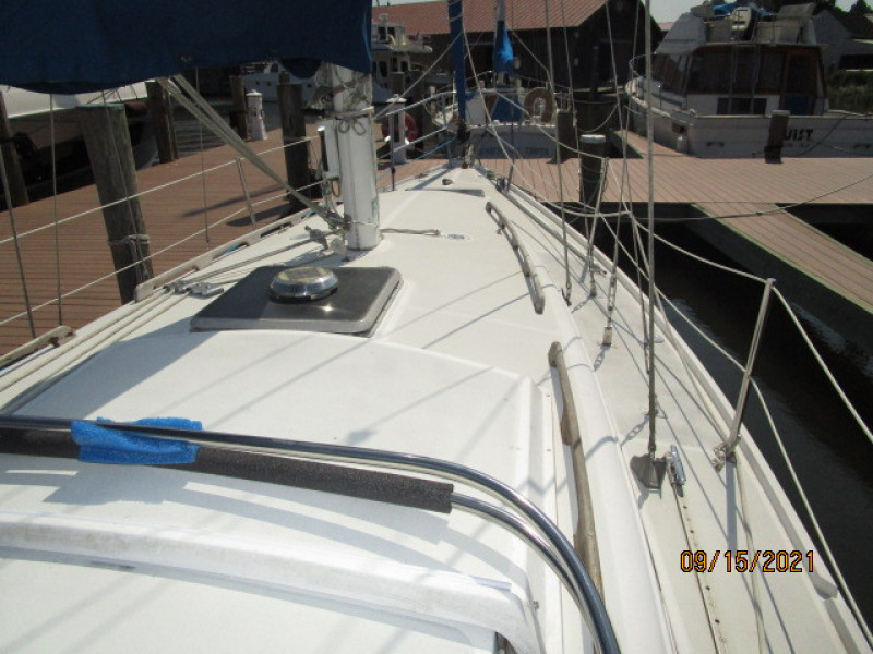 31' Cal foredeck