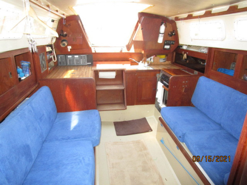 31' Cal salon aft