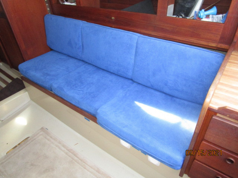 31' Cal salon starboard seating