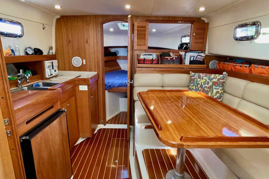 2004 Mainship 34