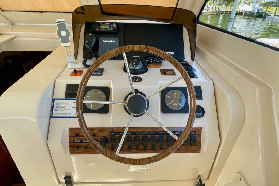 2004 Mainship 34