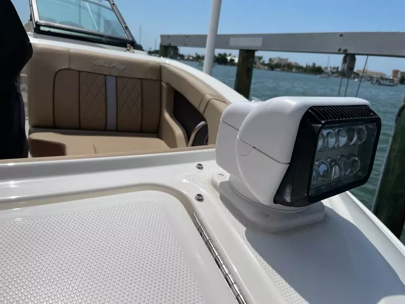 2016 Sea Ray 220 Sundeck