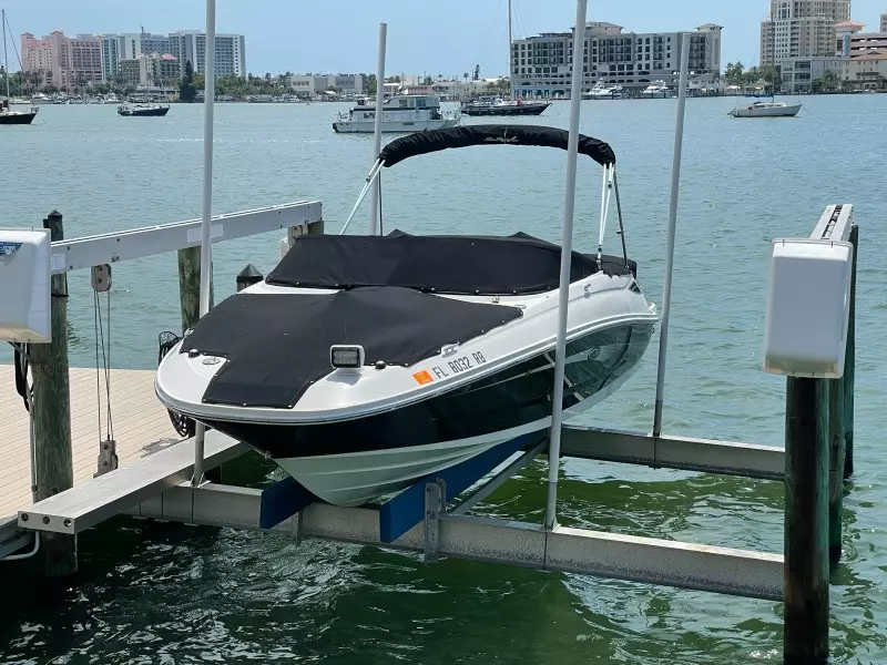 2016 Sea Ray 220 Sundeck