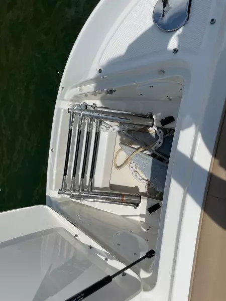 2016 Sea Ray 220 Sundeck