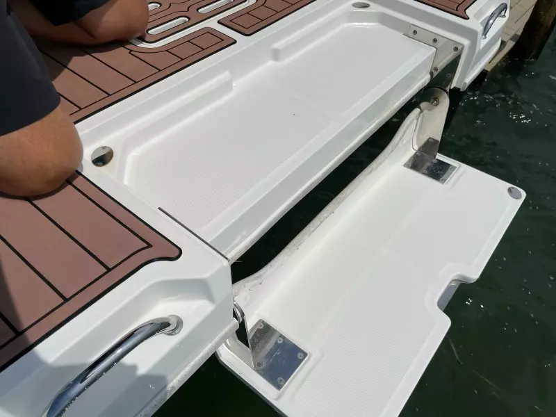 2016 Sea Ray 220 Sundeck