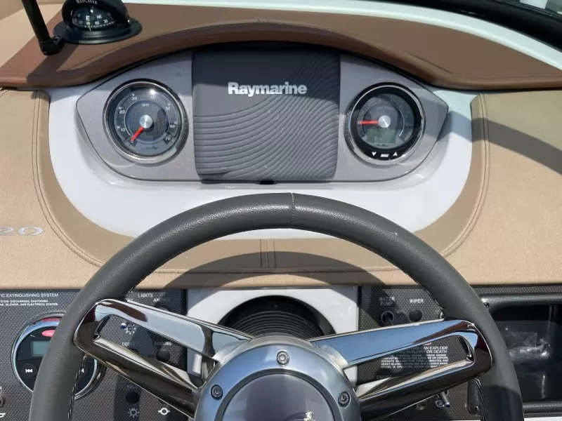 2016 Sea Ray 220 Sundeck