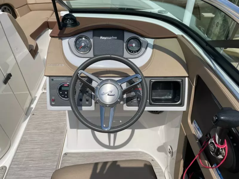 2016 Sea Ray 220 Sundeck