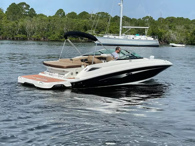 2016 Sea Ray 220 Sundeck