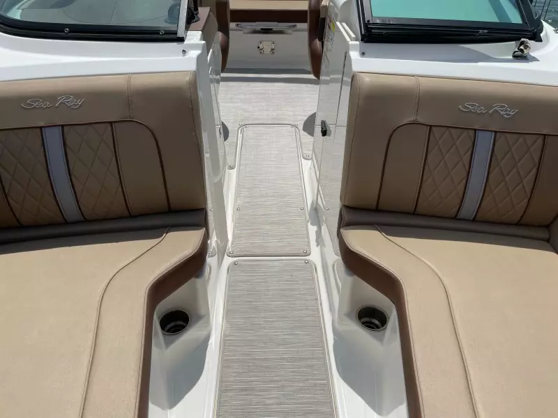 2016 Sea Ray 220 Sundeck