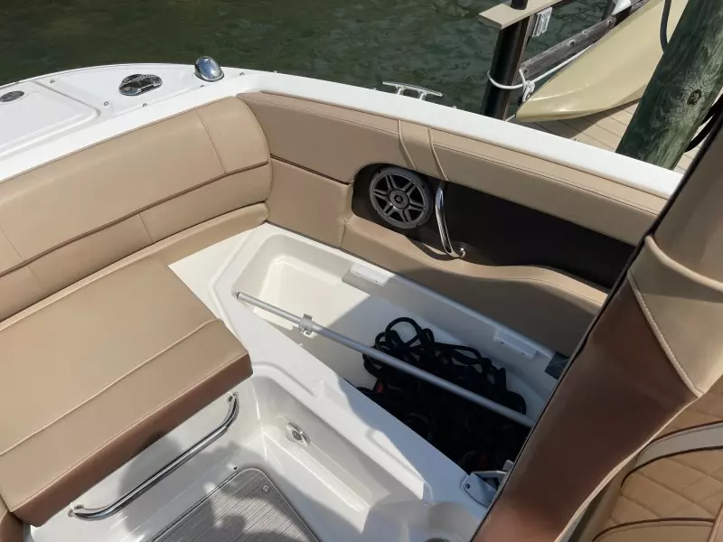2016 Sea Ray 220 Sundeck