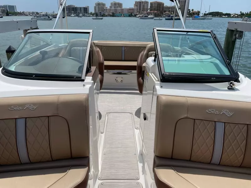 2016 Sea Ray 220 Sundeck