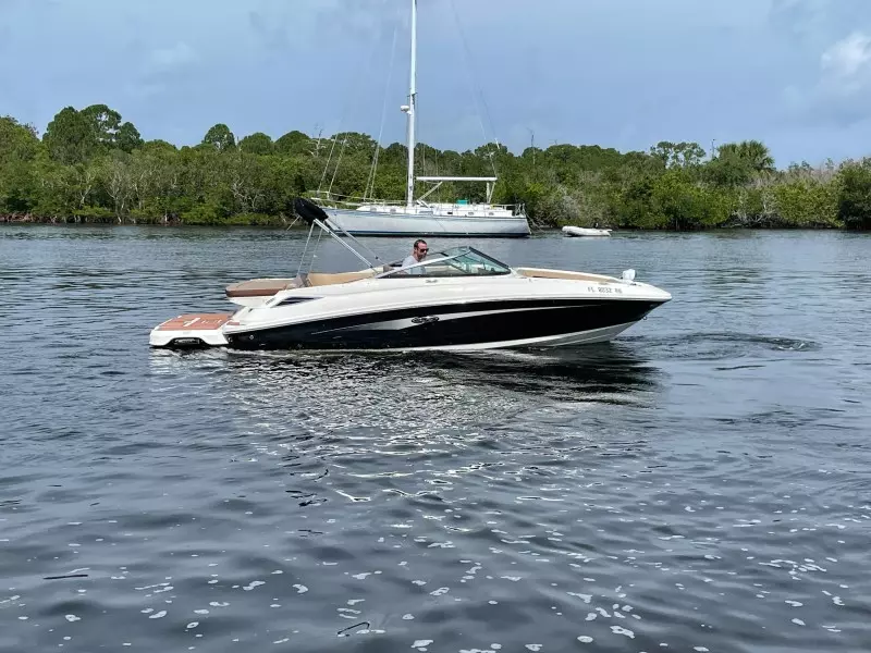 2016 Sea Ray 220 Sundeck