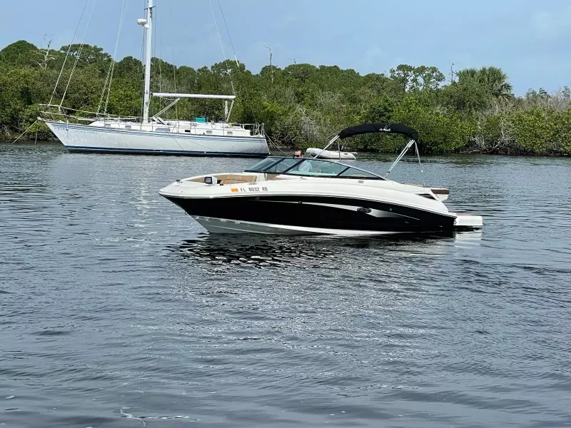 2016 Sea Ray 220 Sundeck
