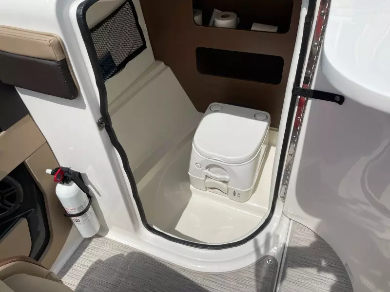2016 Sea Ray 220 Sundeck