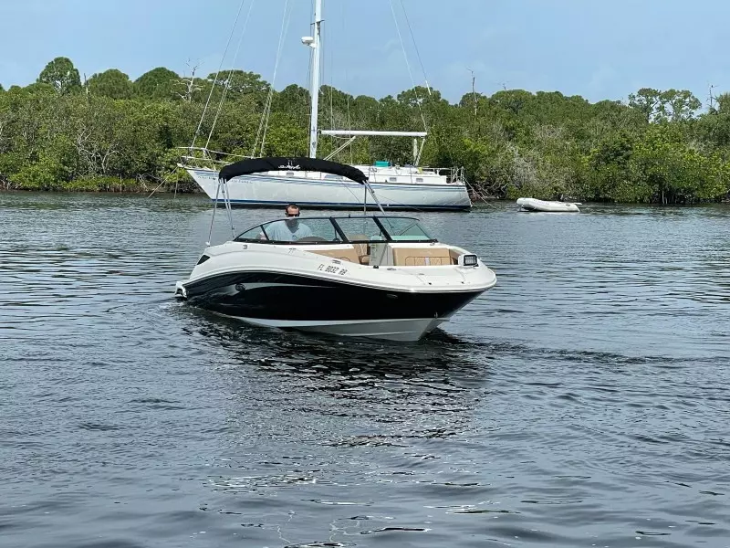 2016 Sea Ray 220 Sundeck