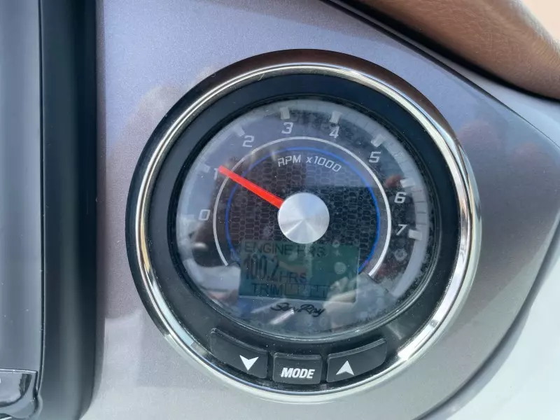 2016 Sea Ray 220 Sundeck