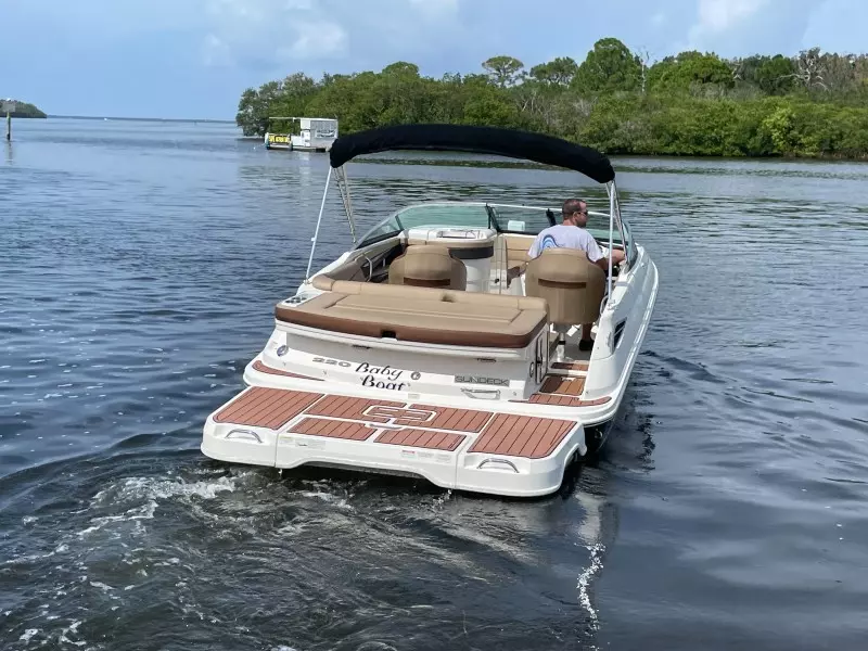 2016 Sea Ray 220 Sundeck