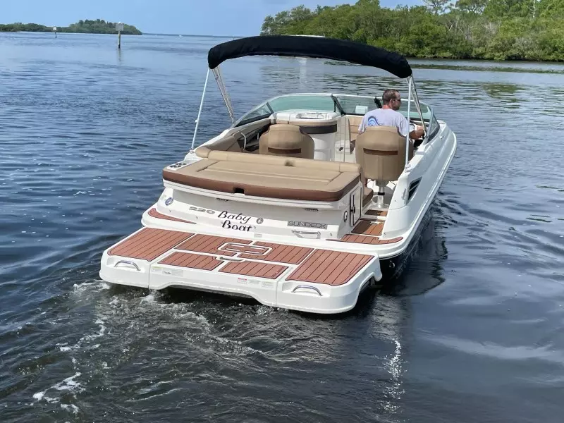 2016 Sea Ray 220 Sundeck