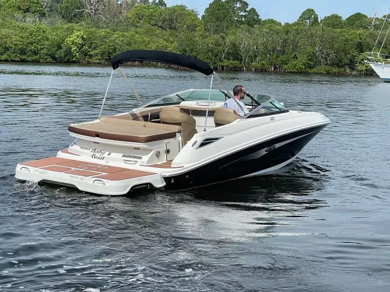 2016 Sea Ray 220 Sundeck