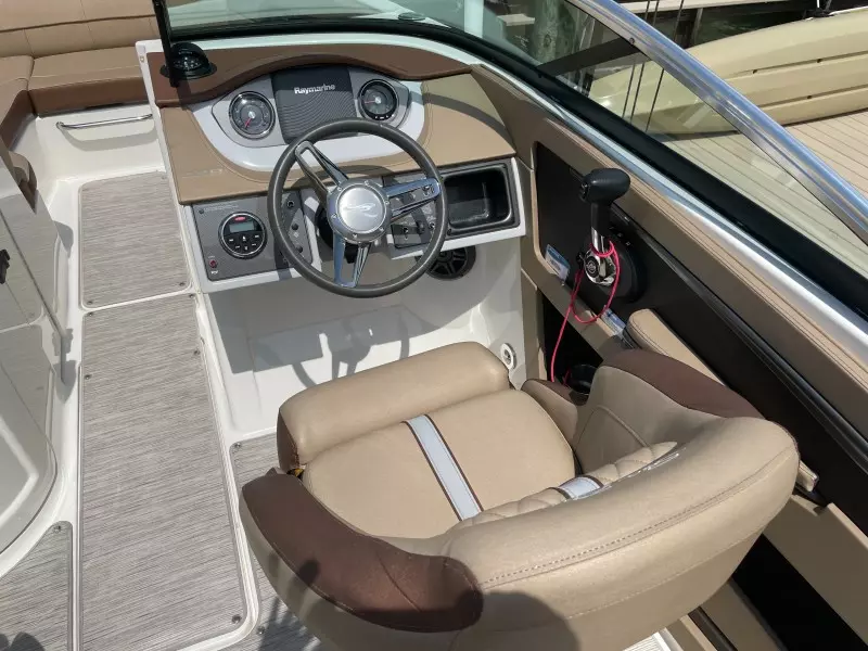 2016 Sea Ray 220 Sundeck