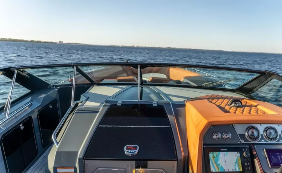 2018 Cruisers Yachts 338 South Beach Edition
