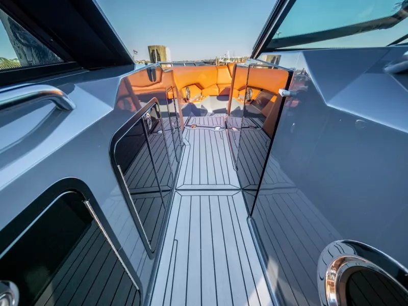 2018 Cruisers Yachts 338 South Beach Edition